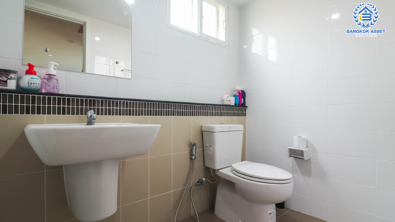 บ้านเดี่ยวมือสอง ม.ภัสสร26 ราชพฤกษ์-ติวานนท์ หลังมุม เนื้อที่กว้างขวางกว่า 90.90 ตร.ว. ฟังก์ชัน 3 ห้องนอน 3 ห้องน้ำ จอดรถได้ 2 คัน สภาพใหม่เหมือนมือหนึ่ง พร้อมเข้าอยู่ ทำเลเดินทางสะดวก หน้าโครงการติดถนนถนนราชพฤกษ์ ใกล้ทางด่วน "ศรีสมาน"